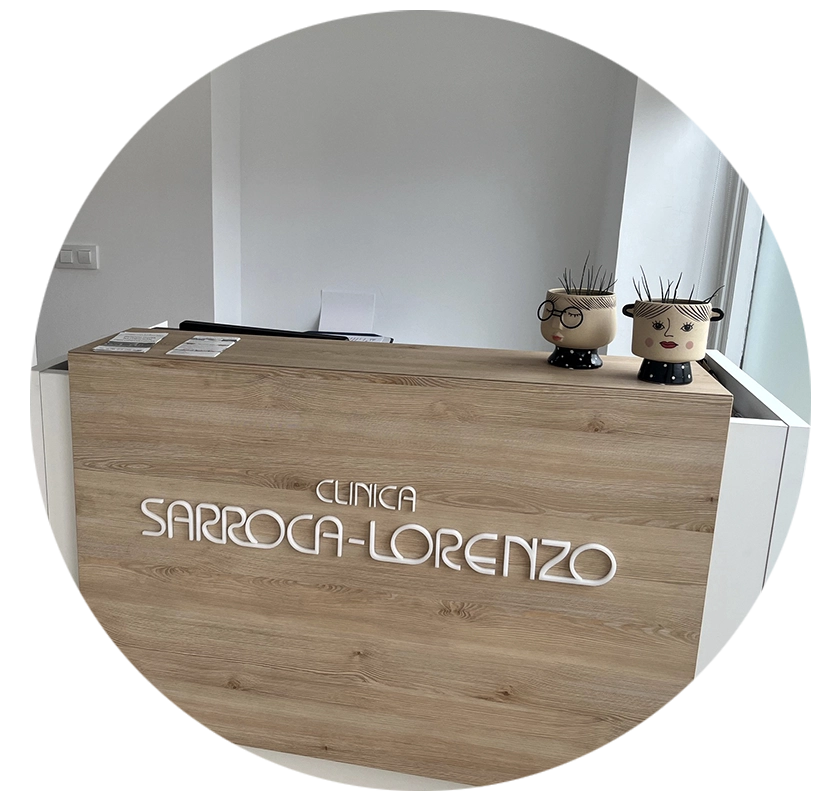 Mostrador de la clínica con letras corpóreas