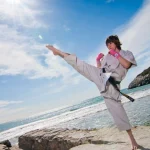 Karateka haciendo patada al aire