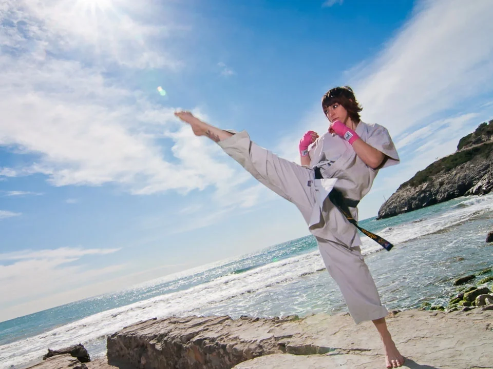 Karateka haciendo patada al aire