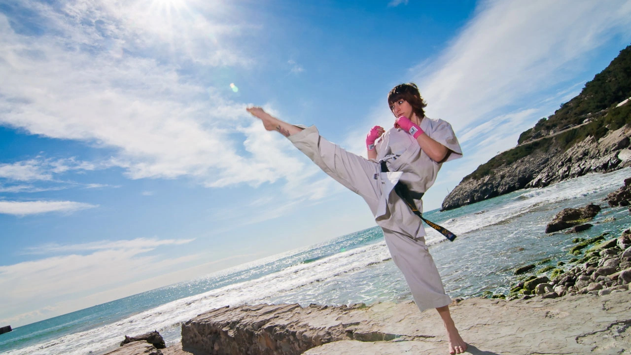 Karateka haciendo patada al aire