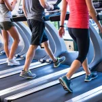 grupo de personas andando y corriendo en cinta gimnasio