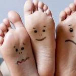 plantas de pie con caras dibujadas