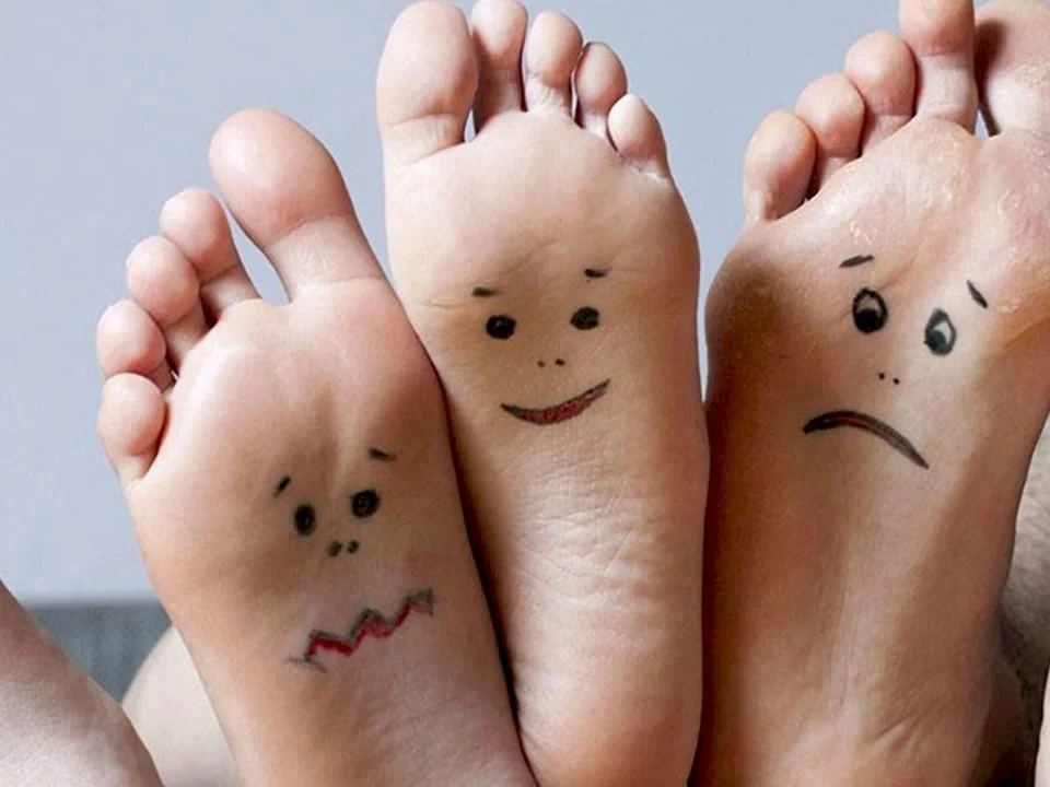 plantas de pie con caras dibujadas