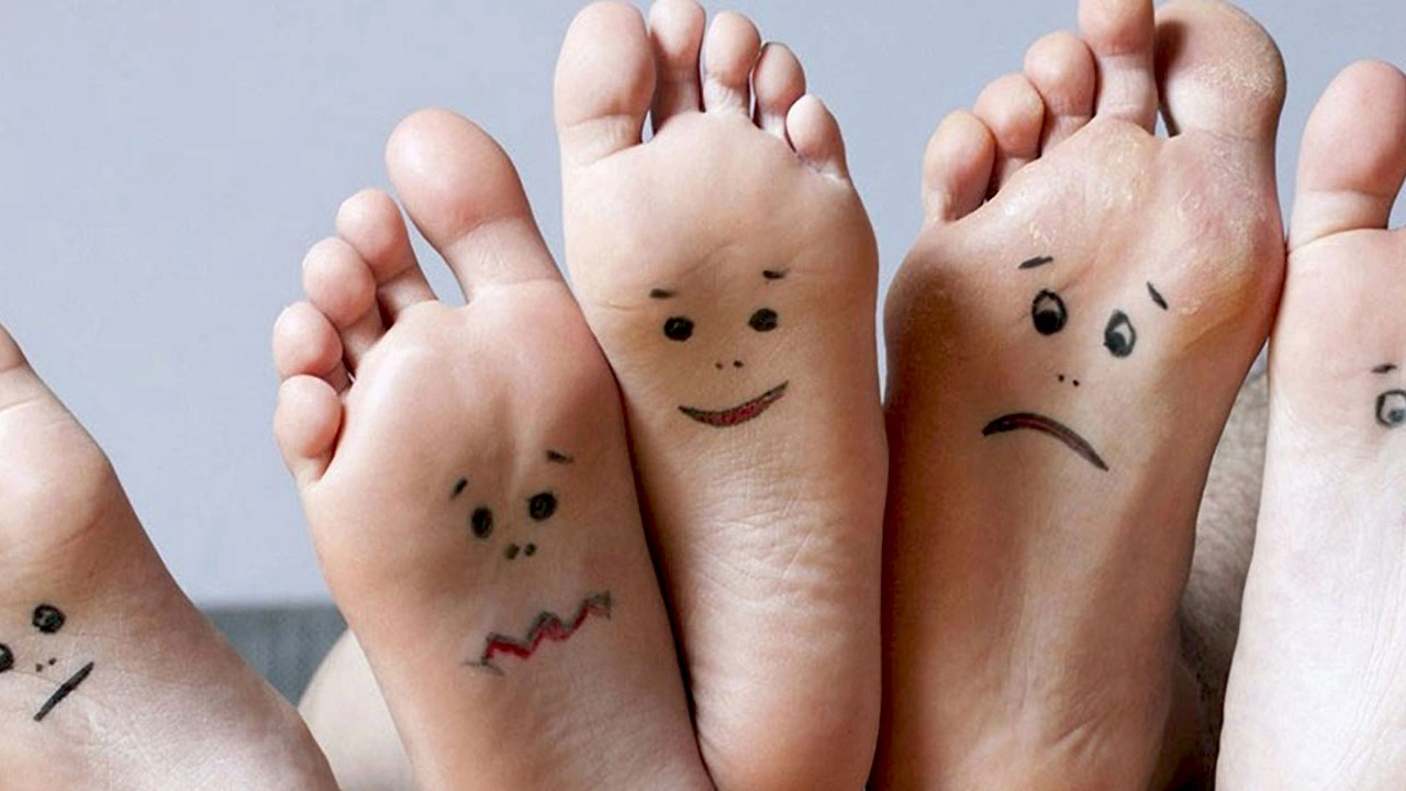 plantas de pie con caras dibujadas