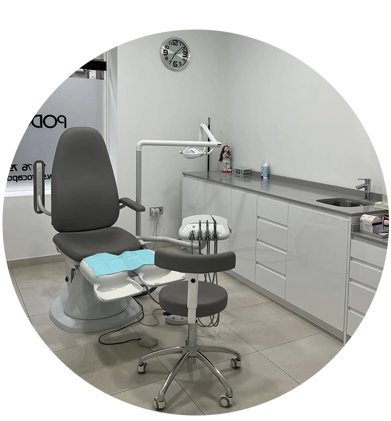 detalle de sala con silla e instrumentos de podóloga