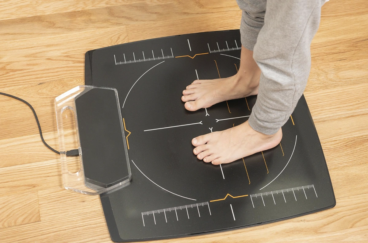 pies sobre alfombra de apoyo podólogo