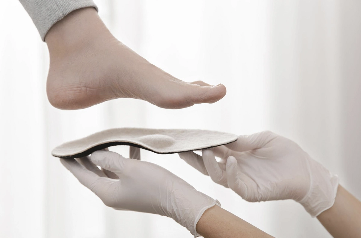 manos sujetando plantilla para pie